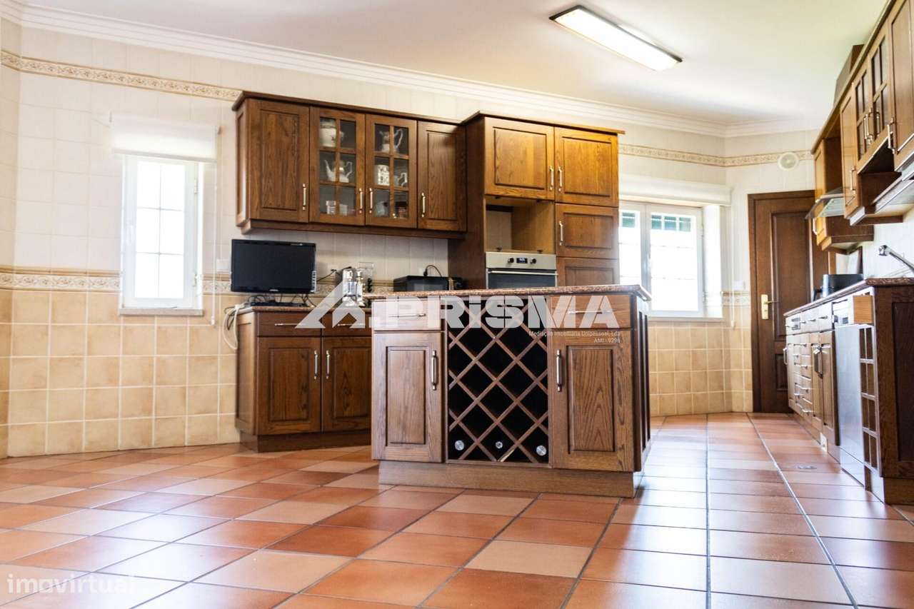 Moradia T5 para Venda em C. Branco-5