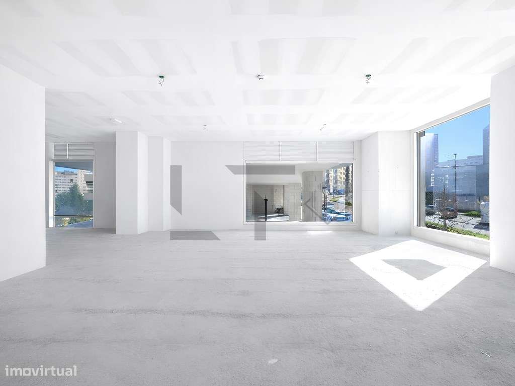 Fantástica Loja com 2 Pisos e Montras Altas Para Arrendamento, Pron... - Grande imagem: 3/26