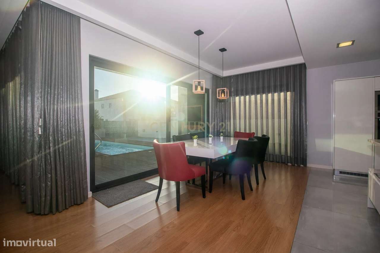 Viva o Luxo à Beira-Mar: Moradia Espetacular T5 com Piscina na Deslumb-8