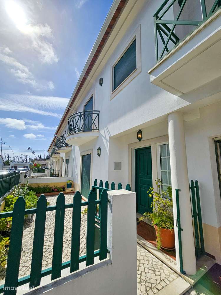 Moradia T5 com terraço e garagem, pronta a habitar-0