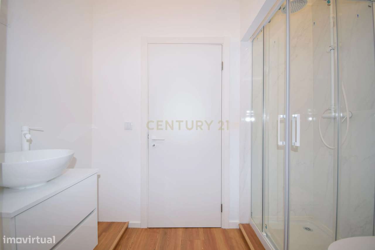 Apartamento T2 renovado na Rua dos Fanqueiros-5