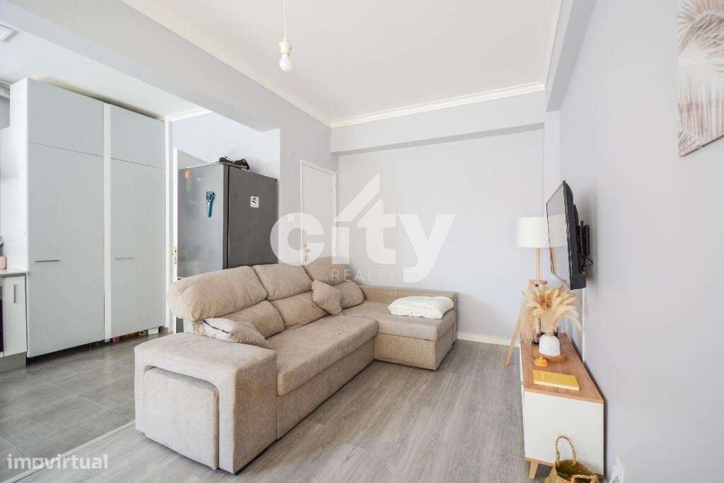 Apartamento T3 localizado em zona central de Massamá junto à Escola Se-11