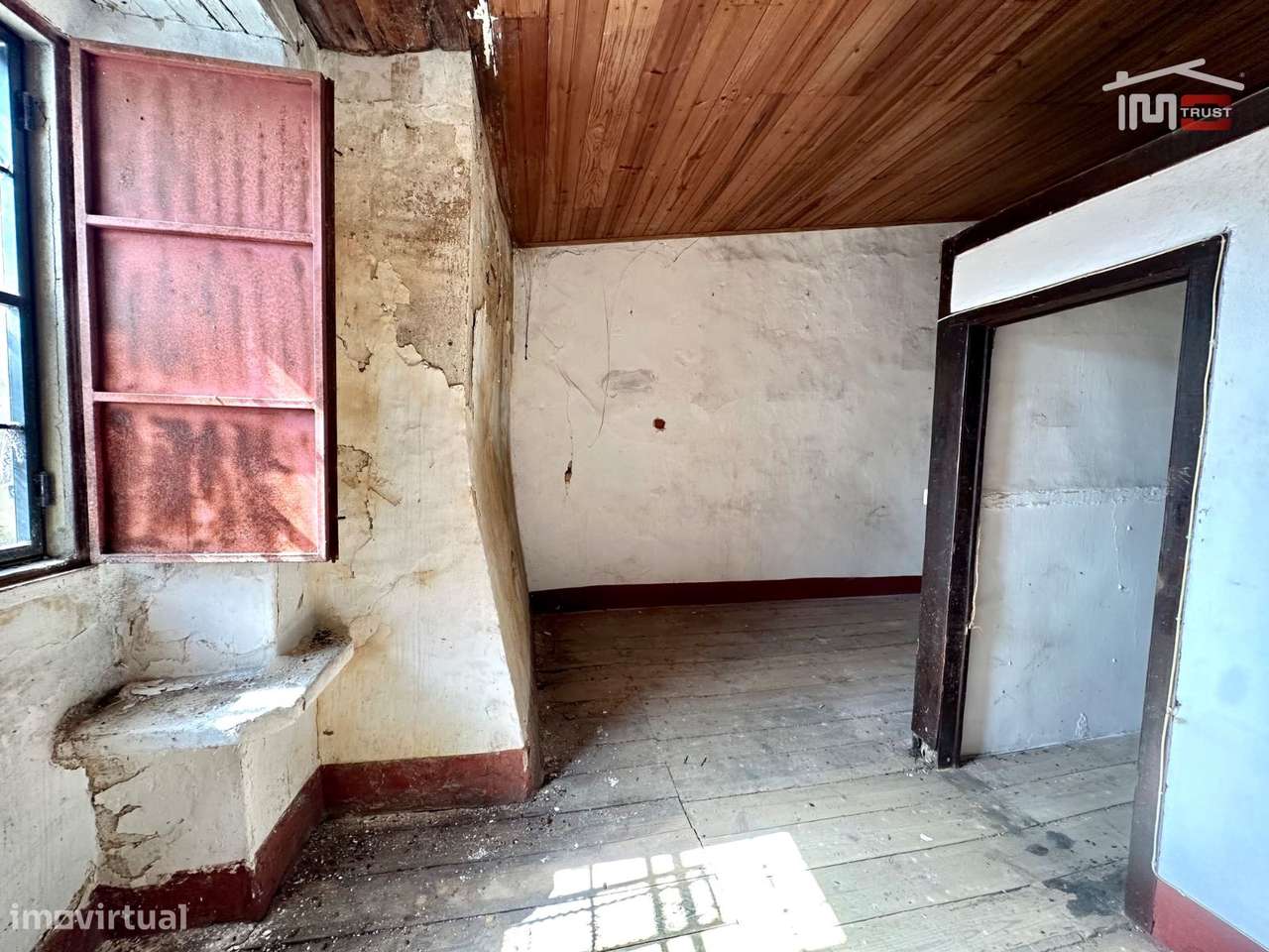 Fantástico Investimento - Moradia com Quintal - Sarilhos Grandes-27