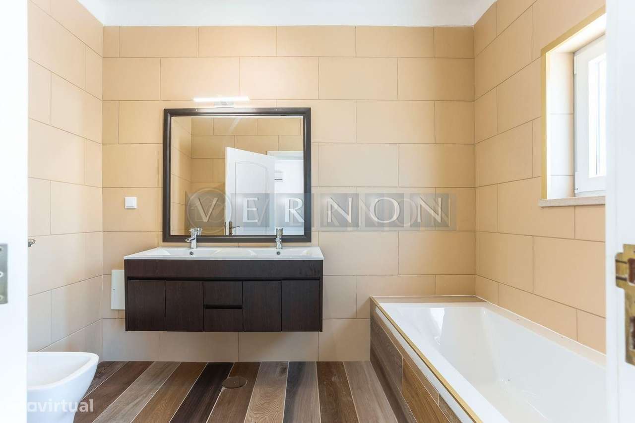 Moradia Renovada T4 com Vista Rio Arade, Piscina e 2.450 m² de Terreno-4