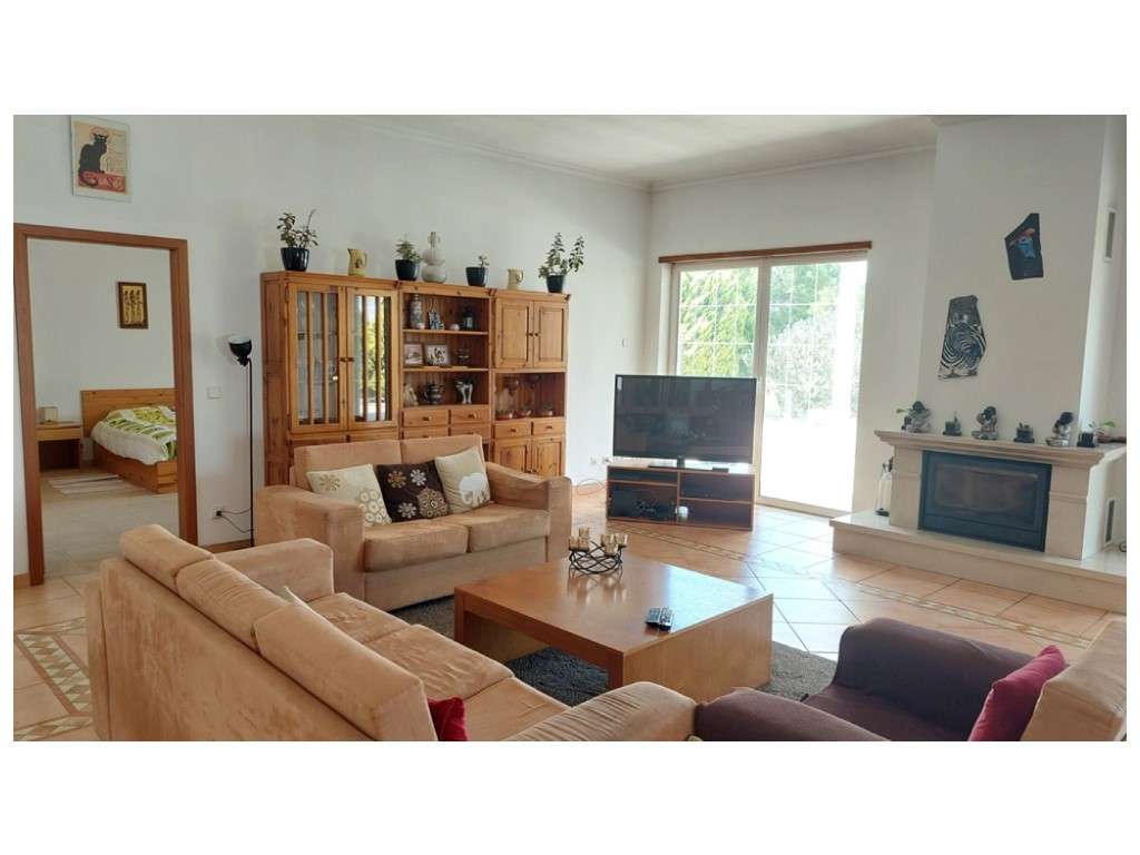 Moradia térrea, individual T4 com piscina e jacuzzi, zona Coimbrão - Grande imagem: 5/45