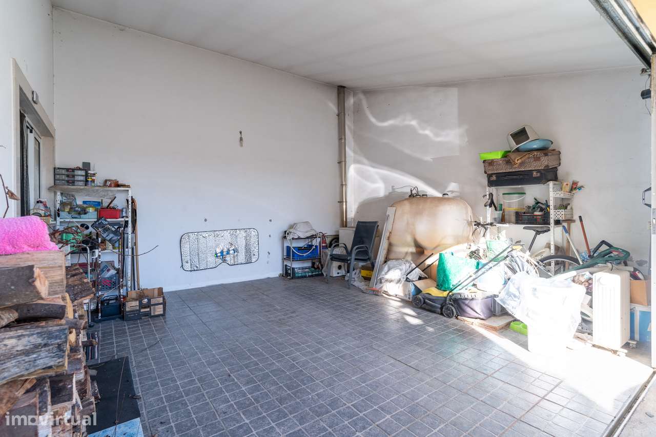 Moradia T4 com jardim, garagem e vistas urbanas-23