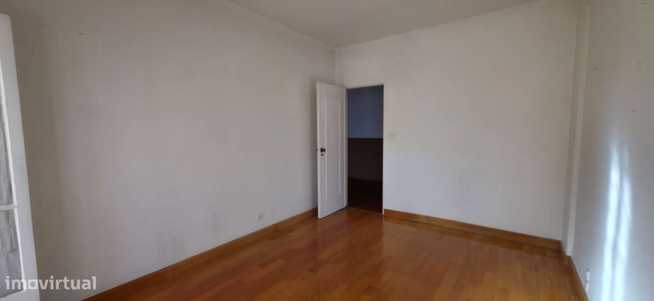 Apartamento T3, localizado na Venteira-8