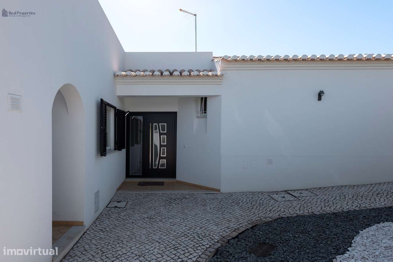 Moradia Térrea T4 Isolada em Albufeira – Um Refúgio de Luz, Conforto e-39