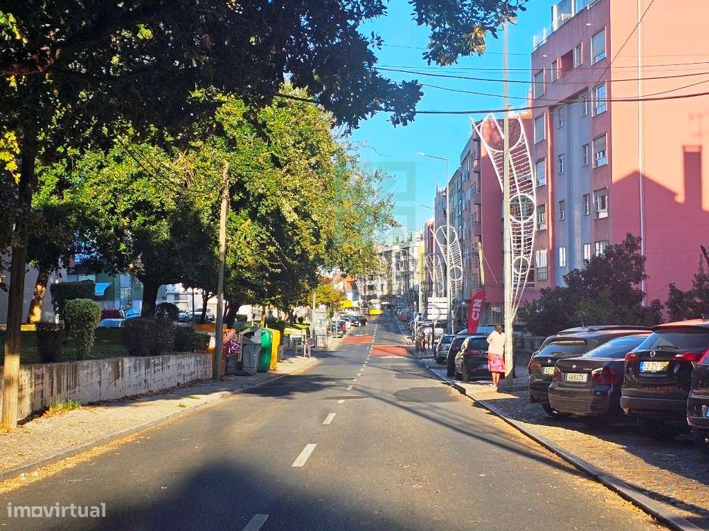 Loja comercial com 50m2, montra, zona movimentada, no Cacém, Sintra-5