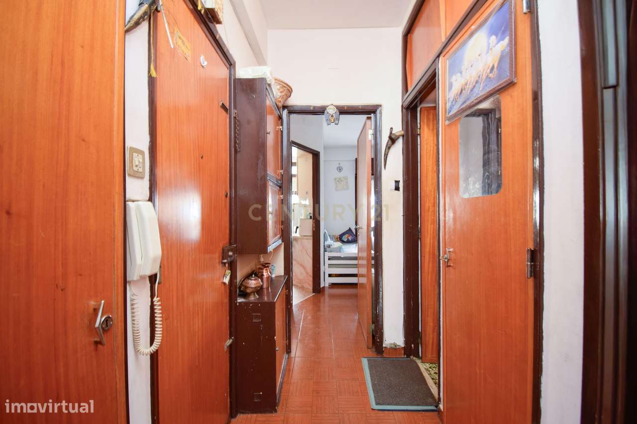 Apartamento T2 em zona central, inserido em prédio com 2 elevadores e-7