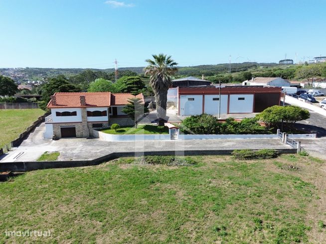 Moradia T3 com Armazém e Terreno de 9 640m2 em Olho Marinho, Óbidos-0
