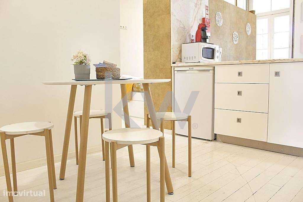 T0 com varanda totalmente renovado inserido em prédio histórico possib - Grande imagem: 3/24