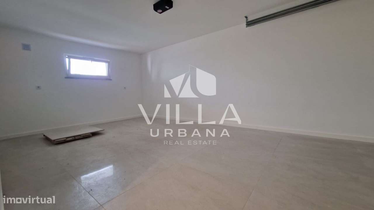 Moradia T3+1 no Centro da Charneca da Caparica-27