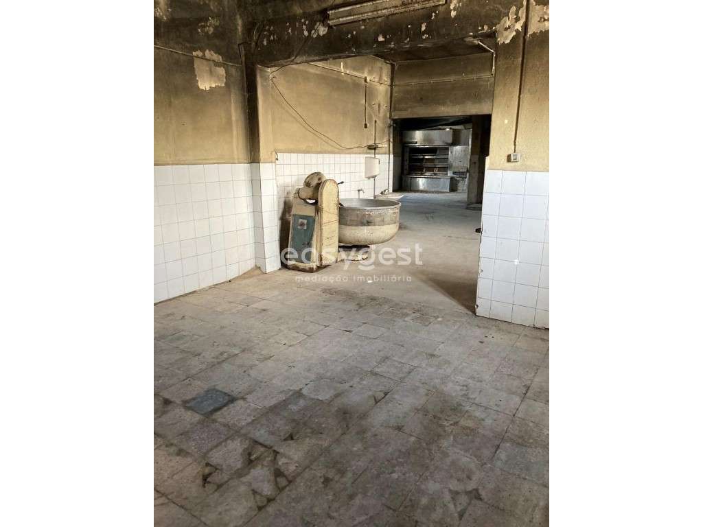 Armazém com boas áreas localizado na freguesia de Espírito Santo - Grande imagem: 5/12