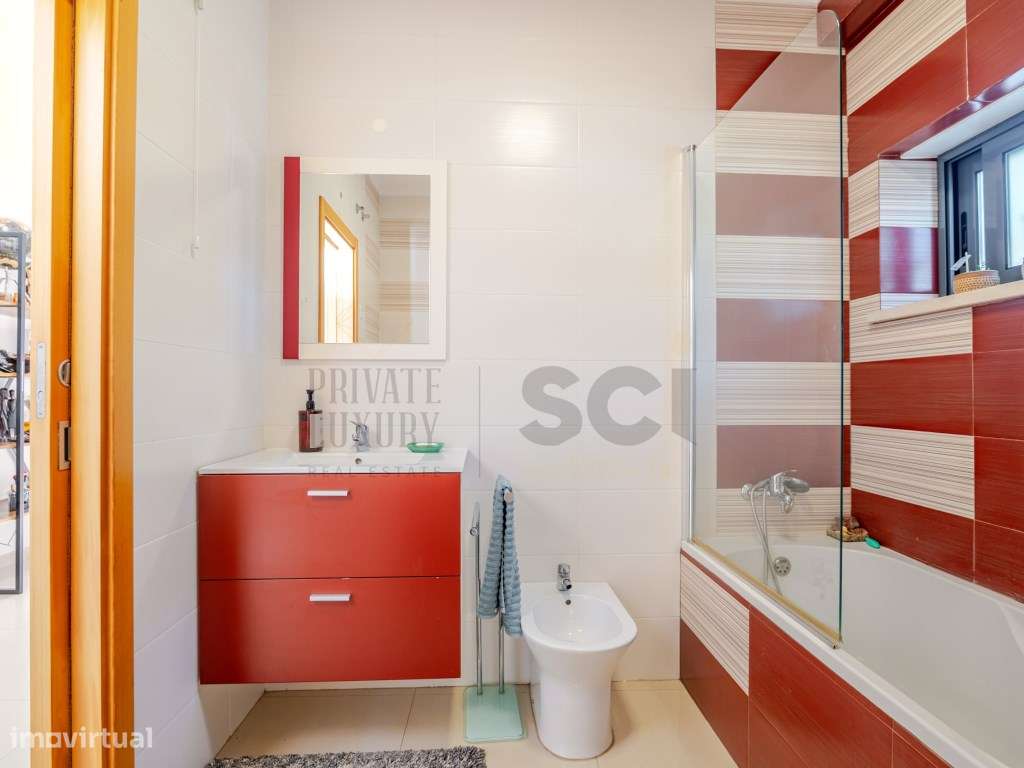 Moradia T4 na Aroeira, contemporânea com piscina e cave-21