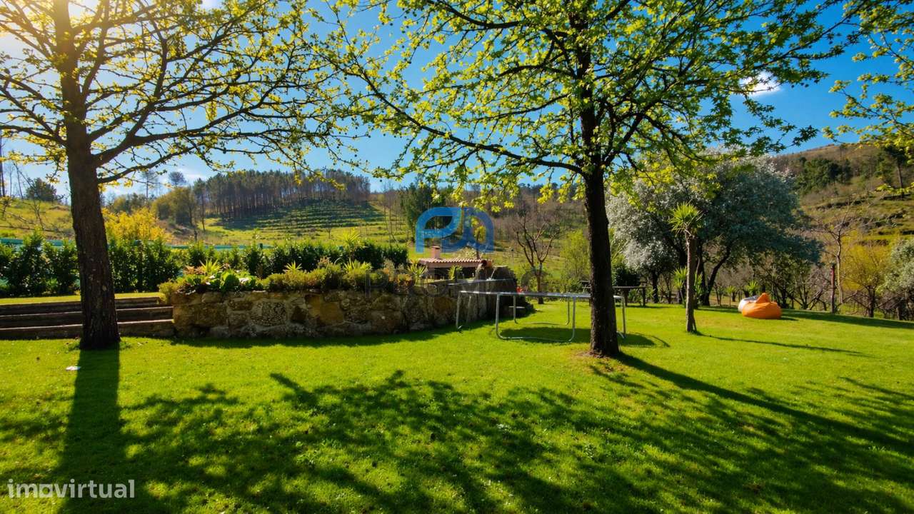 Quinta com 3 artigos urbanos, piscina e 9,4 ha em Resende-58