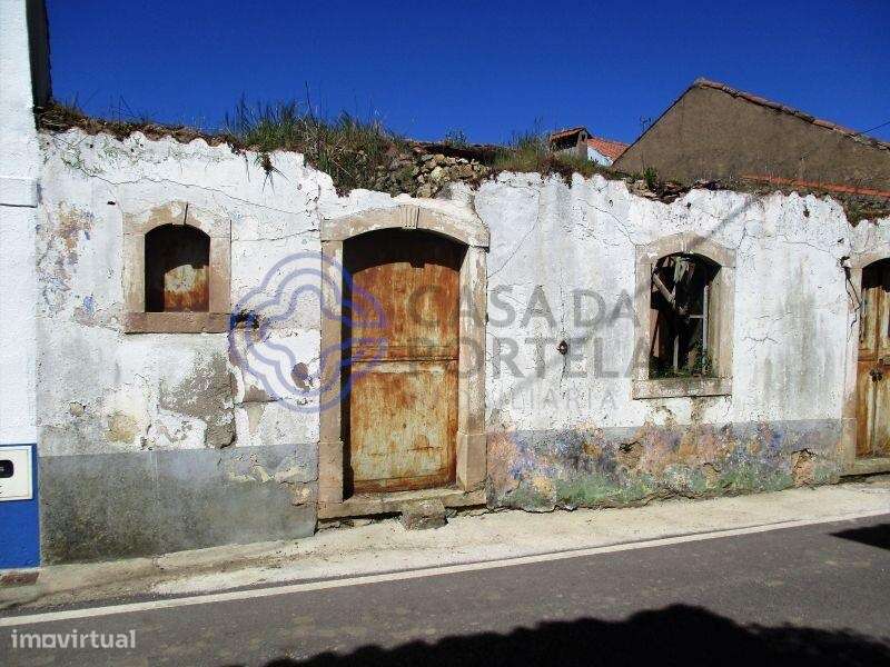 Ruína para restaurar em aldeia entre Tomar e Ferreira do Zêzere - Grande imagem: 1/19