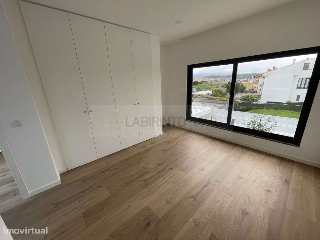 Vende-se Moradias T4 em Condomínio privado, no Fanqueiro - Loures-16