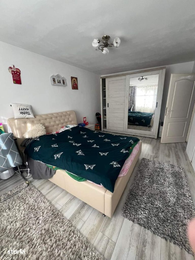 Se vinde apartament cu trei camere