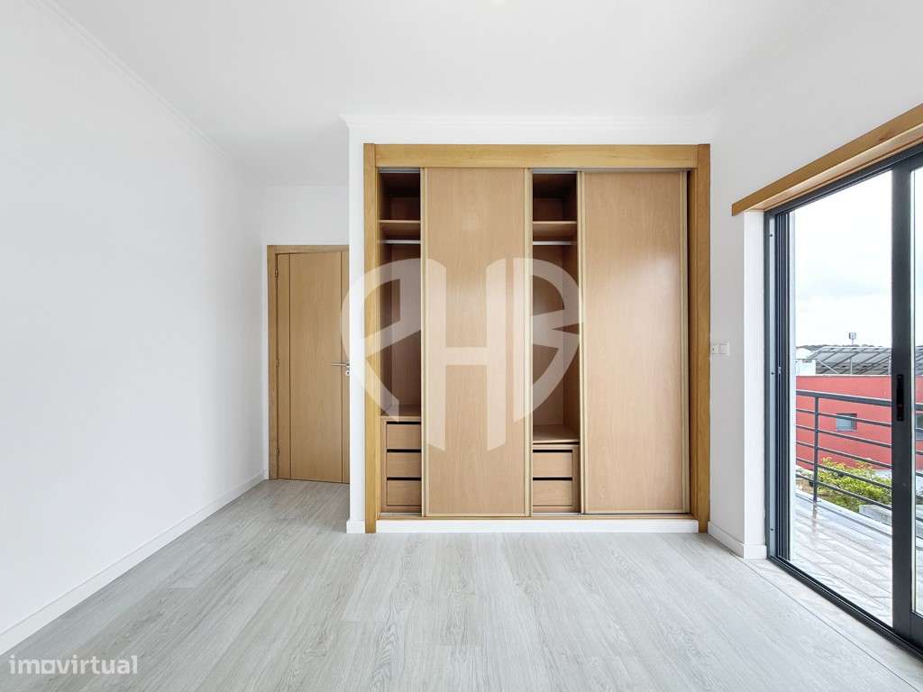 Exclusiva Moradia T5 de Arquitetura Contemporânea em Almada - Feijó-43