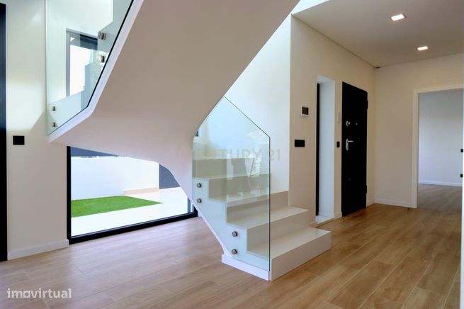 Luxuosa moradia isolada de 5 assoalhadas com excelentes áreas - piscin-18