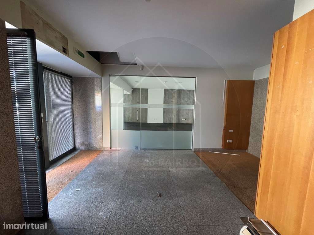 Prédio Urbano no Centro da Maia Potencial para Serviços ou Habitação-22