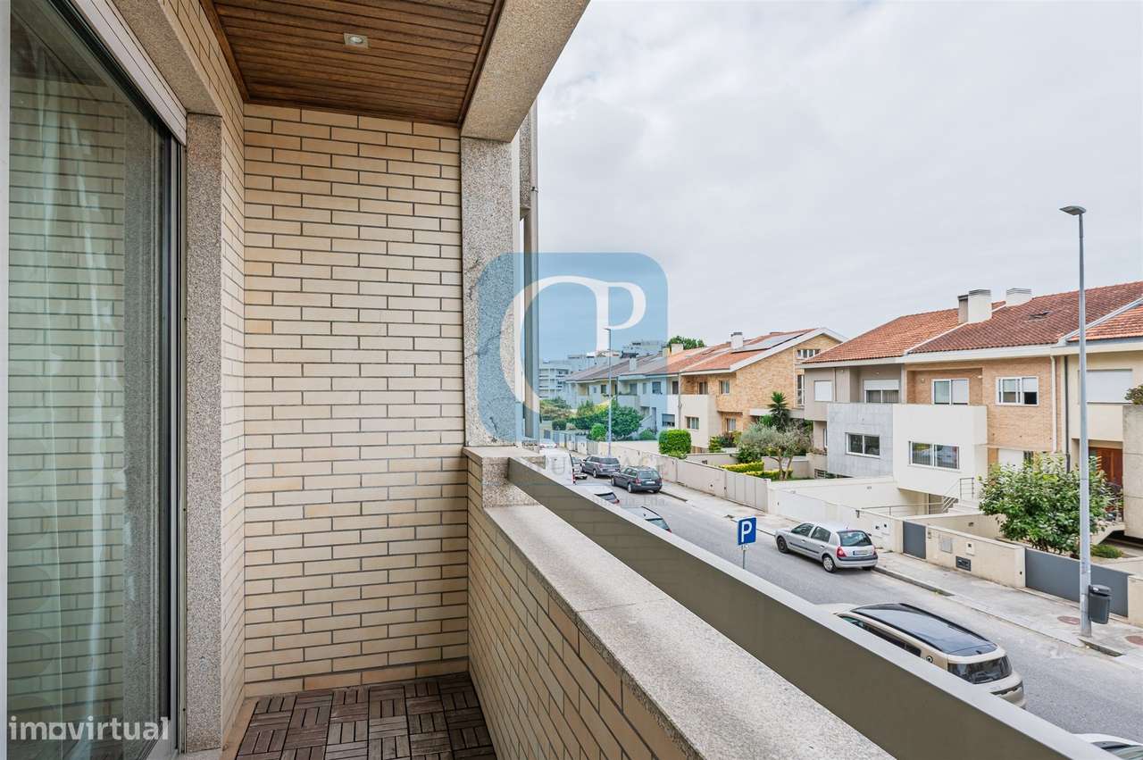 Apartamento T2 com lugar de garagem de arrumos nos Caulinos-8