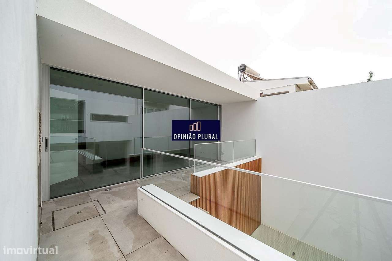 Moradia T4 Espaçosa com Escritório e Piscina Pronta a Habitar-33