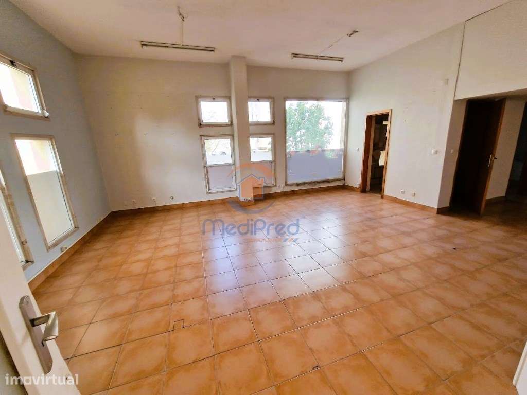 Loja com 104m2 c/ BOX | Santo António dos Cavaleiros - Loures - Grande imagem: 2/13