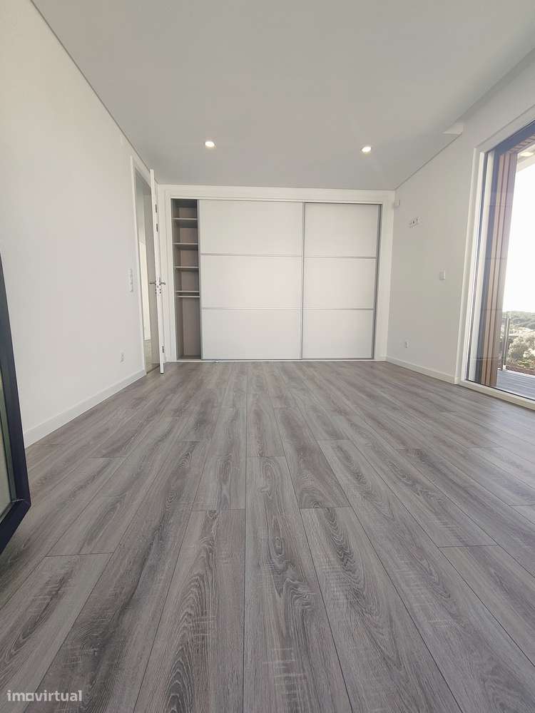 Oferta 1% do Valor de Aqusição - Moradia T4 + 1 com Piscina e Garagem-48