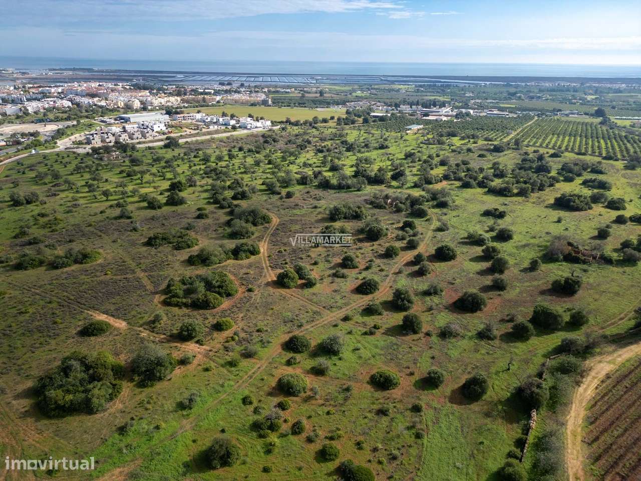 Terreno urbano com 21,8 hectares situado na ligação entre a A22 e o ce-17