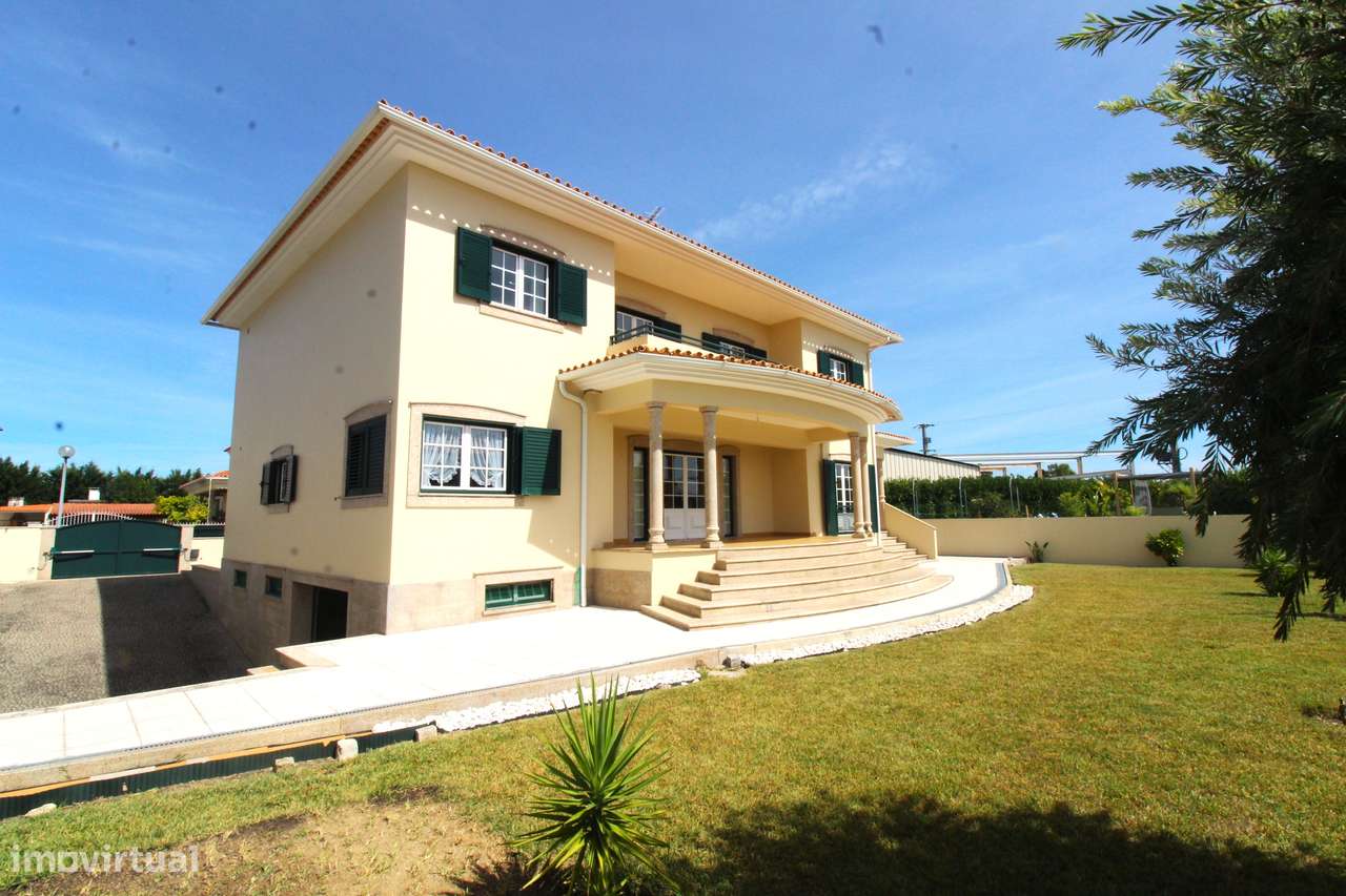 Elegante Moradia T4 Familiar-7