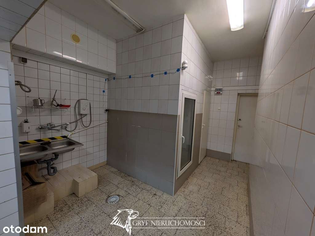 - Lokal w ścisłym centrum - idealny pod usługi --3