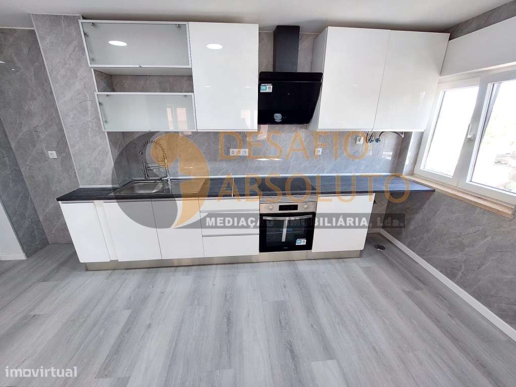 Apartamento T2 totalmente Remodelado c/ Arrecadação. Corroios-7