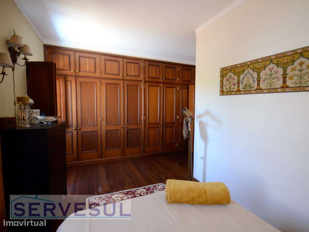 Excelente Oportunidade de Investimento! 1º Andar Duplex de uma Casa...-17