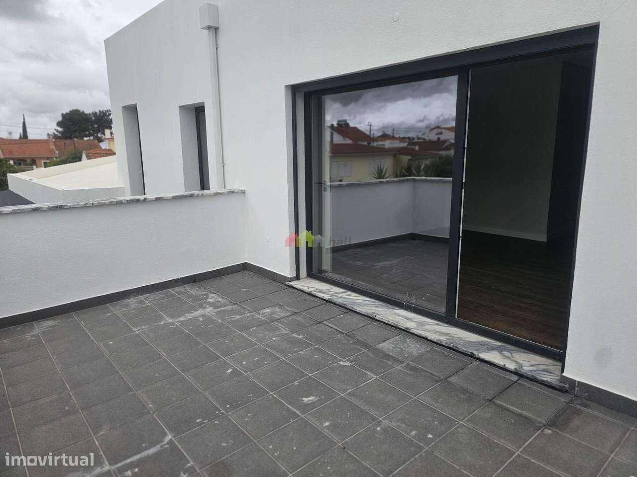 Moradia T5 isolada com 4 suítes, piscina, garagem e jardim - Grande imagem: 2/36