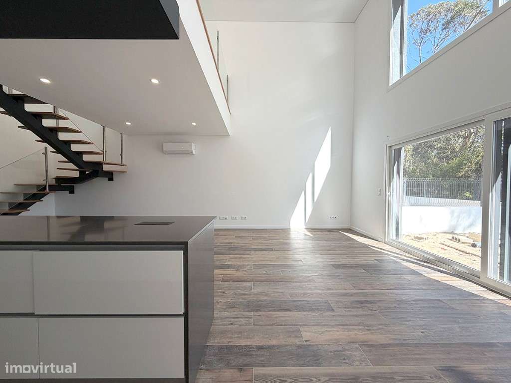 Moradia Moderna T3 à Venda com Piscina, a 10 Minutos da Praia-12