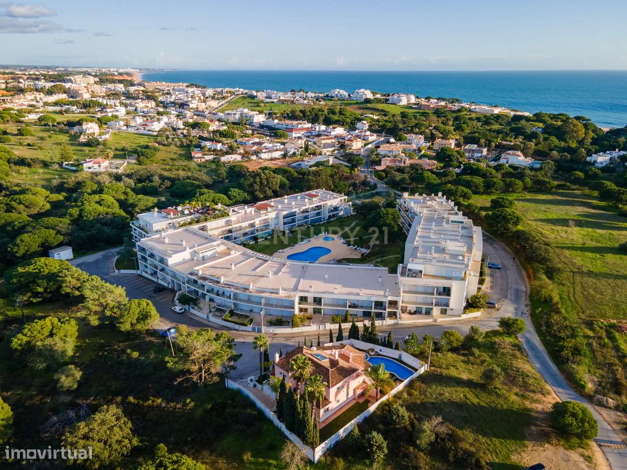 Excelente apartamento T2 com varanda ampla, piscina e campo de ténis.-24