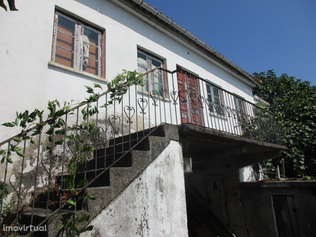 Casa p/ recuperar em Refoios