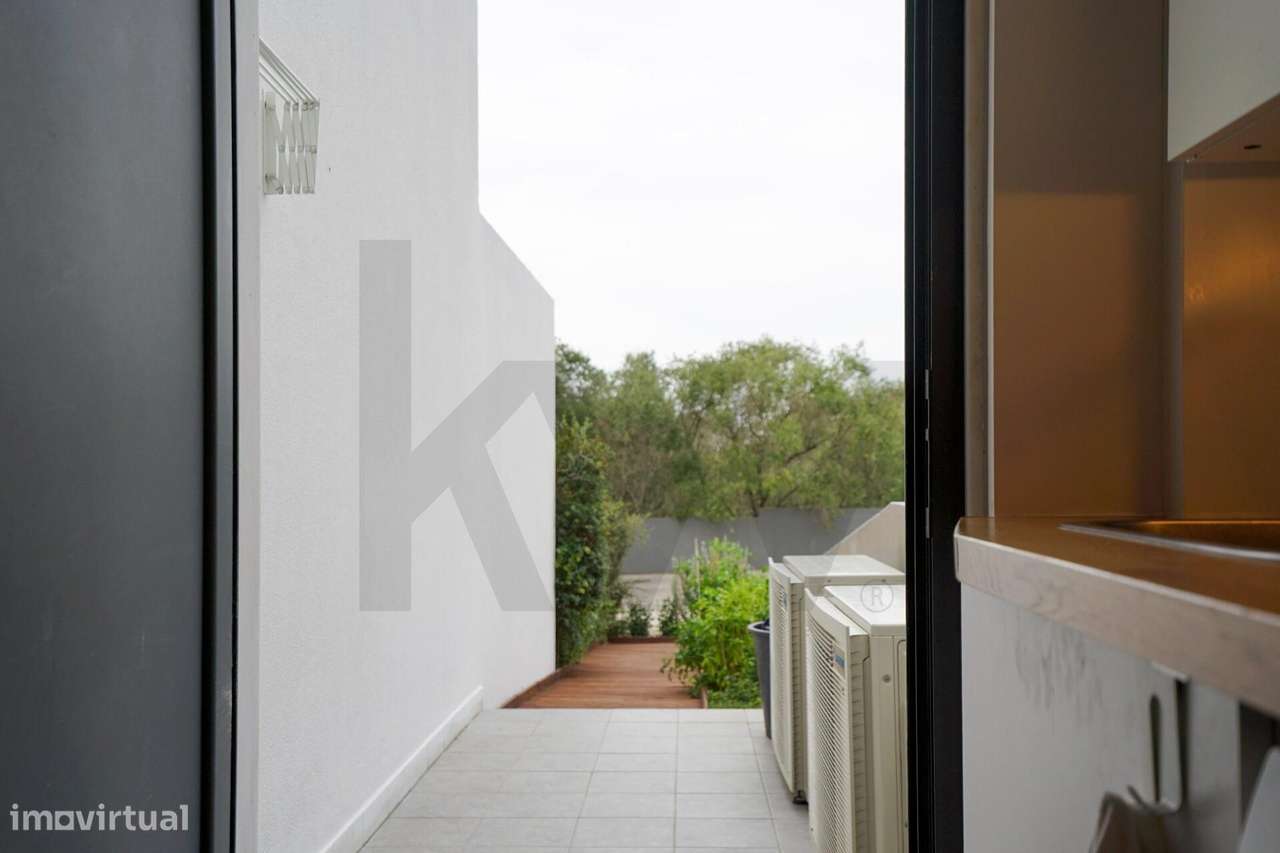 Moradia Contemporânea T3+1 com Piscina em Condomínio Fechado Exclusivo-16