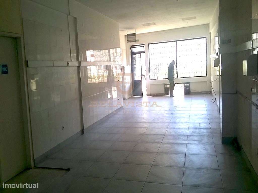 Loja em frente ao Colégio Luso Francês - a rentabilizar - Grande imagem: 2/5