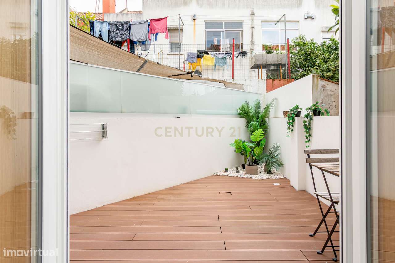 Apartamento Renovado com Terraço na Pontinha-11