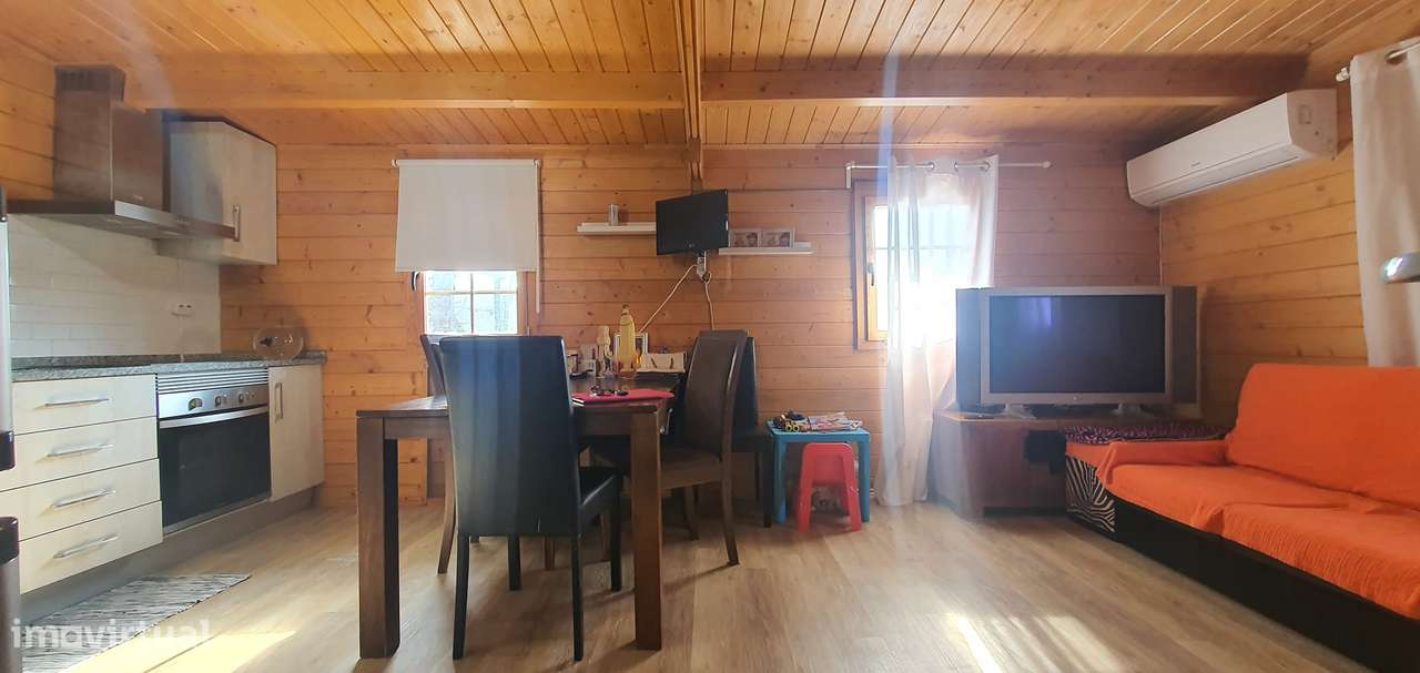 Lindíssima Moradia em Madeira inserida num terreno de 540m2 garagem-6