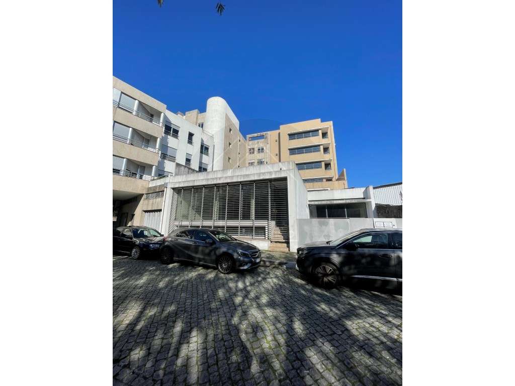 Prédio Urbano no Centro da Maia Potencial para Serviços ou Habitação-30