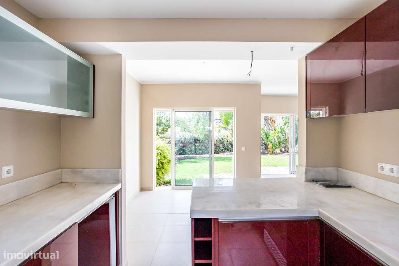 Moradia de Luxo em Condomínio Exclusivo com Piscinas no Carvoeiro-12