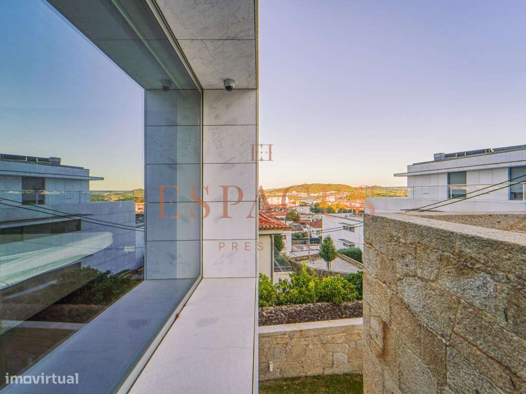 MORADIA COM PISCINA INTERIOR COM VISTA PARA A CIDADE E O RIO - Grande imagem: 5/27