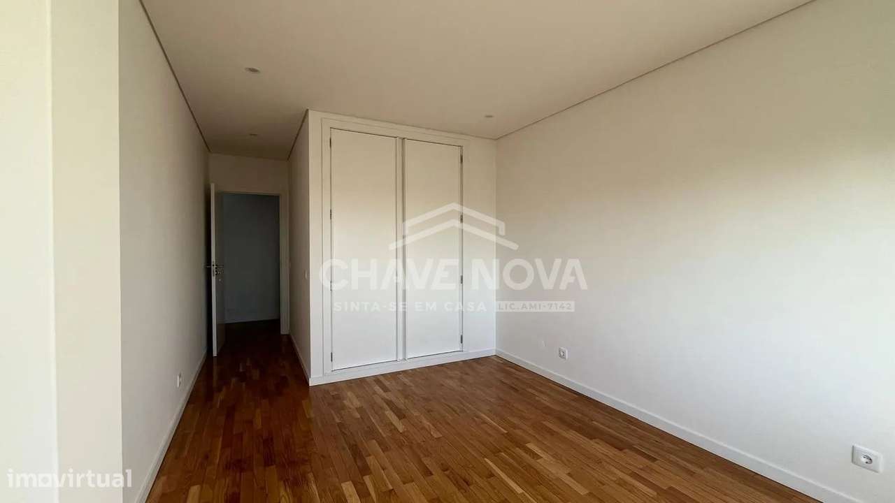 T2+1 Renovado na Madalena | Último Piso com Vista Mar e Box Privativa-13