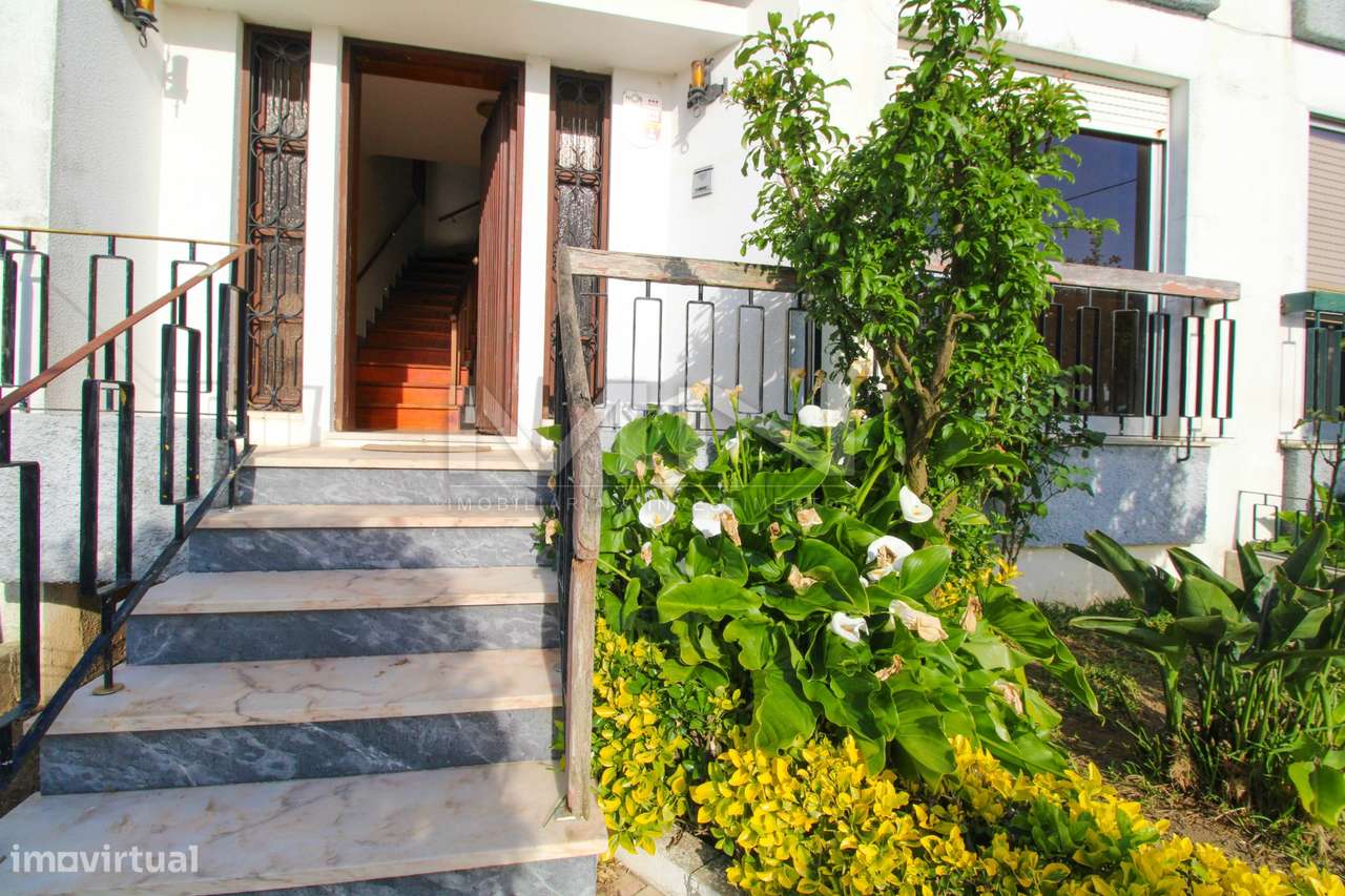 Moradia de 3 Frentes com Vista Panorâmica no Coração de Gondomar-38