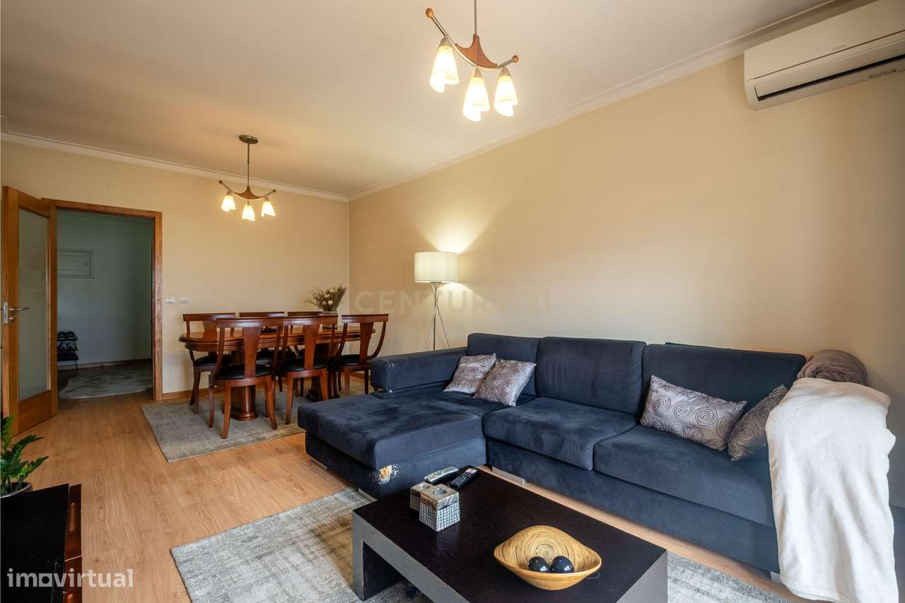 Apartamento T3 Renovado, com aquecimento central, varanda e lugar de g-5