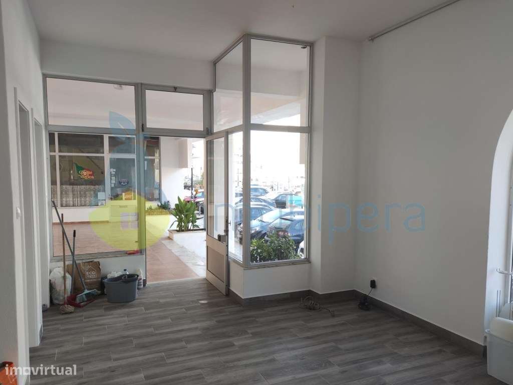 Loja para venda em Armação de Pêra a 150 metros da Praia - Grande imagem: 3/10